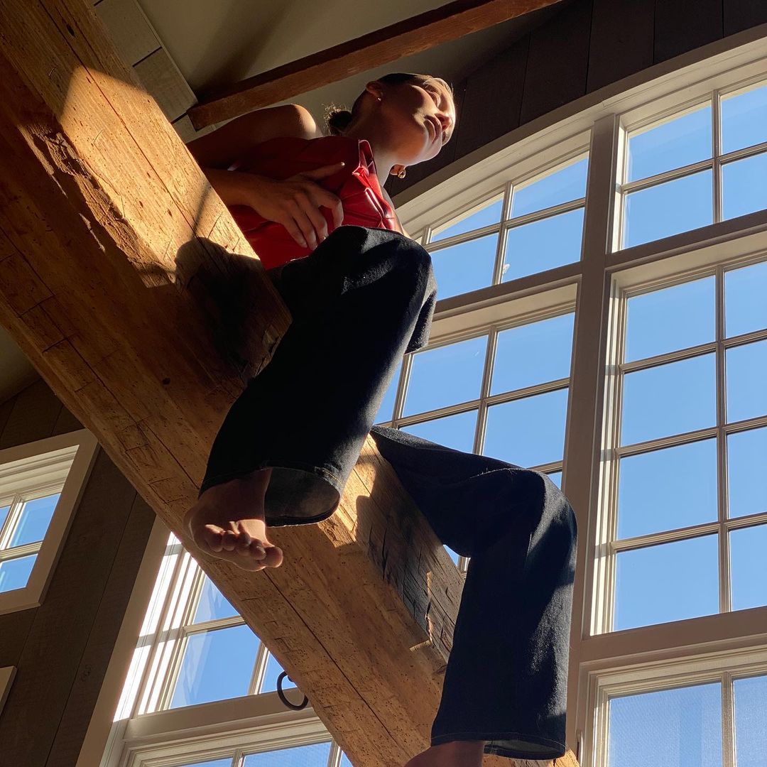 Терміново повторити: Белла Хадід блиснула спокусливим тілом в трендовому весняному образі